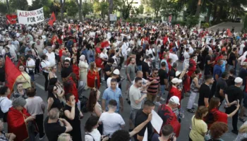 90 ditë protestë! Nis mbledhja e qytetarëve në sheshin “Skënderbej”: Rama jep dorëheqjen!