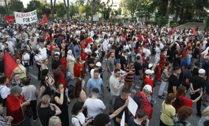90 ditë protestë! Nis mbledhja e qytetarëve në sheshin “Skënderbej”: Rama jep dorëheqjen!