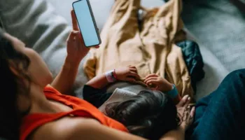 A duhet ta kontrolloni telefonin e partnerit/es?
