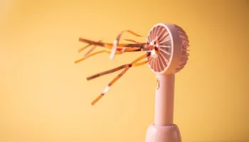 A duhet të fle me ventilator ndezur? Ja cilat janë përparësitë dhe disavantazhet