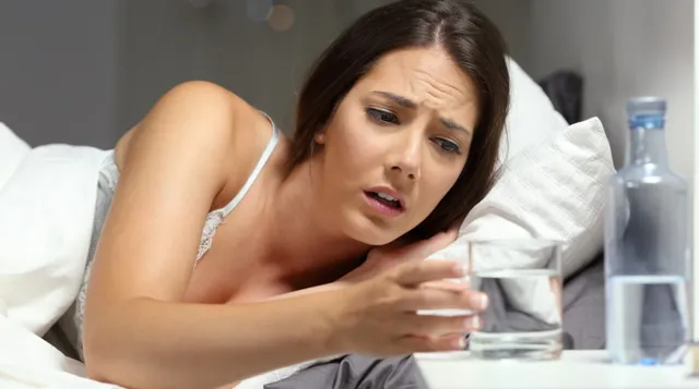 A i “pastron” veshkat një gotë ujë para gjumit? Ja çfarë thonë ekspertët
