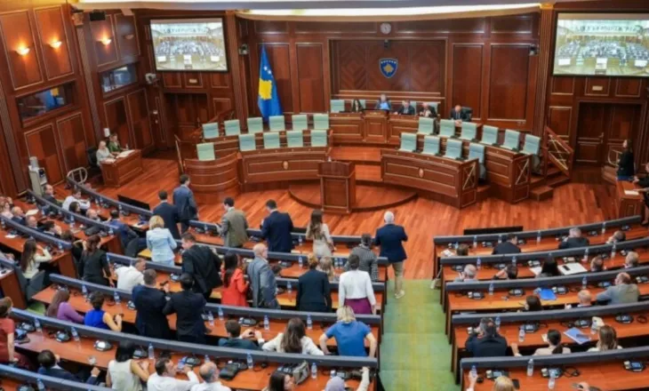 AAK padit 17 vendime të qeverisë, opozita në Kosovë akuzon Albin Kurtin për shkelje të ligjit