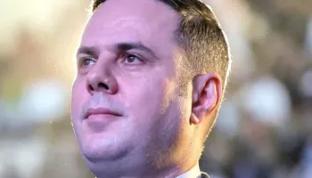 Abdixhiku i mbijeton goditjes brenda LDK-së, votat e delegatëve rrëzojnë tentativën për shkarkim, hapet rruga për…