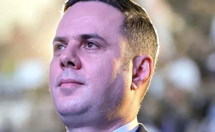 Abdixhiku i mbijeton goditjes brenda LDK-së, votat e delegatëve rrëzojnë tentativën për shkarkim, hapet rruga për…