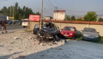 Aksident dramatik në Prizren, vetura me shpejtësi përplaset me kamionçinën dhe përfundon e bërë copash në oborrin e servisit!