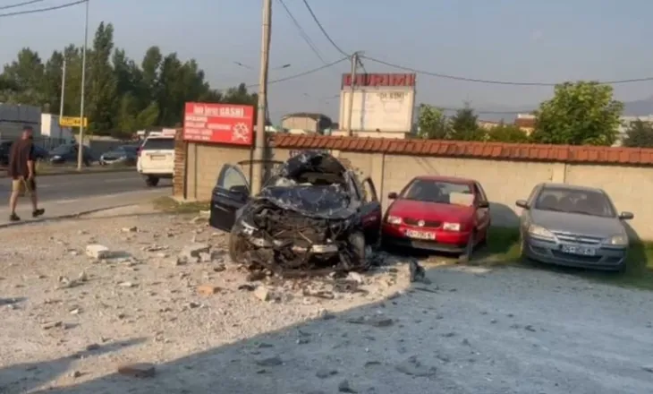 Aksident dramatik në Prizren, vetura me shpejtësi përplaset me kamionçinën dhe përfundon e bërë copash në oborrin e servisit!