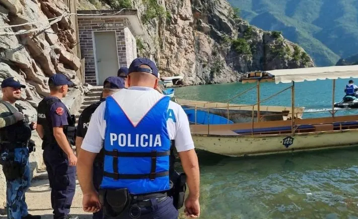 Aksident dramatik në ujërat e Komanit, 8 të plagosur nga përplasja e dy skafeve në zonën turistike të Lumit të Shalës! Shkak dyshohet…