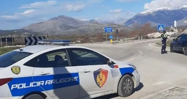 Aksident dramatik në Vlorë-Orikum, “Audi” përplas këmbësoren me foshnjën 3-muajshe, mrekullisht shpëtojnë të dyja!