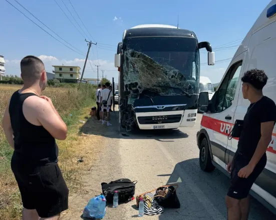 Aksident i rëndë në aksin Elbasan-Peqin, traileri përplaset me autobusin, një e plagosur
