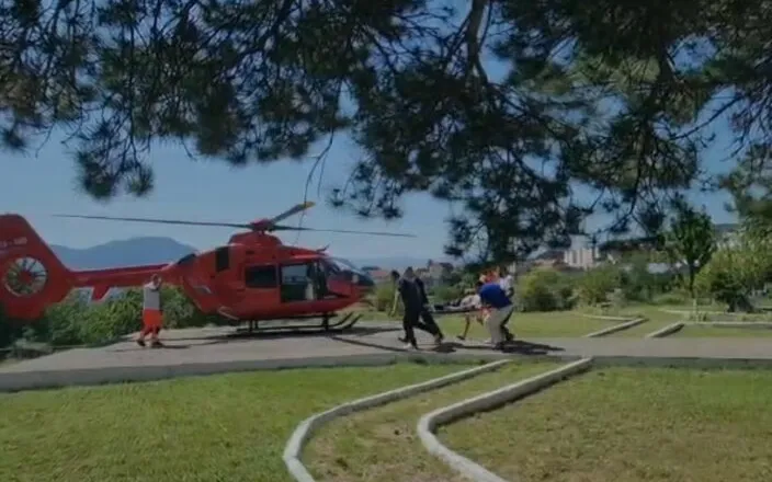 Aksident i rëndë në aksin Fushë Arrëz–Bajram Curri/ Plagoset rëndë drejtuesi i motorit, transportohet me helikopter…