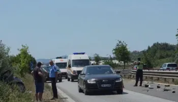 Aksident i rëndë në Fier–Lushnjë, dy makina përfundojnë në kanal, katër të plagosur