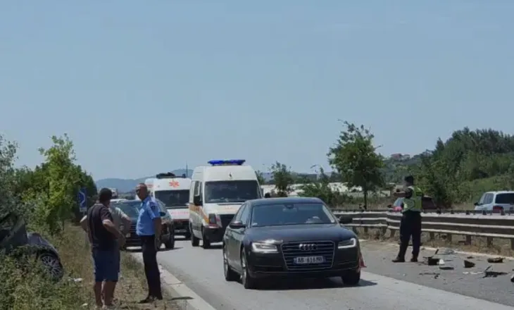 Aksident i rëndë në Fier–Lushnjë, dy makina përfundojnë në kanal, katër të plagosur