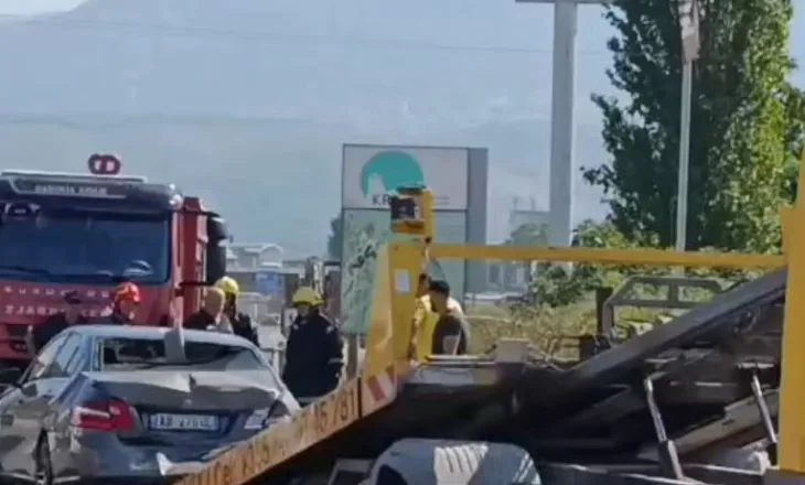 Aksident i rëndë në Fushë Krujë/ Një person mbetet i plagosur, transportohet me urgjencë në spital