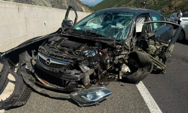 Aksident i rëndë në Rrugën e Kombit, makina bëhet copash, një i lënduar