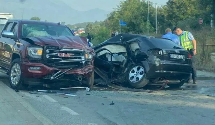 Aksident i rëndë në rrugën Pejë-Prishtinë, humb jetën një person dhe plagosen 3 të tjerë