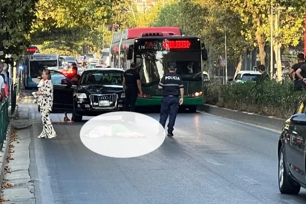 Aksident i rëndë në Tiranë, 23-vjeçari përplas për vdekje këmbësoren