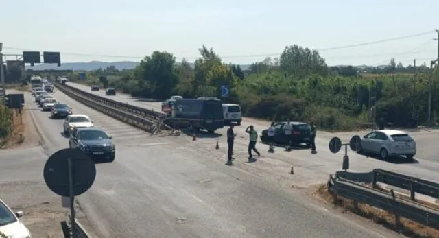 Aksident i rëndë te “Pushimi i Shoferit”/ Automjeti përplaset me furgonin, disa të plagosur