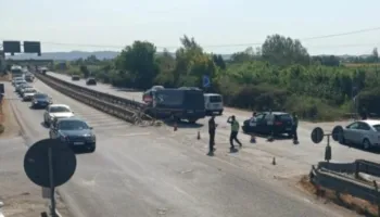 Aksident i rëndë te “Pushimi i shoferit”, makina përplaset me furgonin e udhëtarëve! 2 të plagosur në spital, disa të tjerë të lënduar