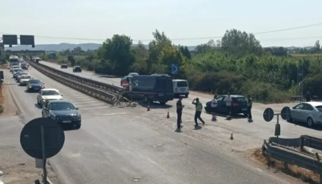 Aksident i rëndë te “Pushimi i shoferit”, makina përplaset me furgonin e udhëtarëve! 2 të plagosur në spital, disa të tjerë të lënduar