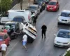 Aksident i trefishtë në Sarandë, turisti humb kontrollin e mjetit dhe përplas makinat e parkuara