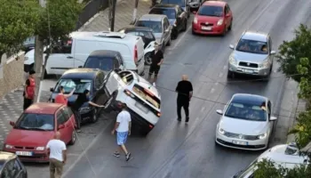 Aksident i trefishtë në Sarandë, turisti humb kontrollin e mjetit dhe përplas makinat e parkuara