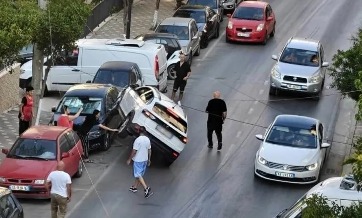 Aksident i trefishtë në Sarandë, turisti humb kontrollin e mjetit dhe përplas makinat e parkuara