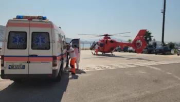 Aksident në aksin Delvinë–Sarandë, autobusi godet 65-vjeçarin. Transportohet me helikopter drejt Tiranës
