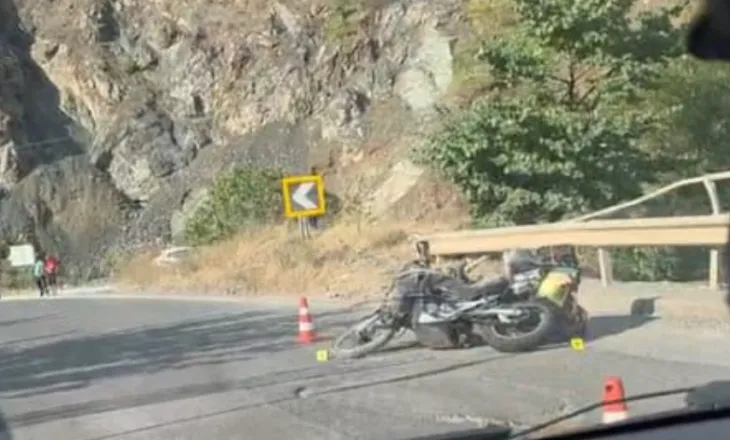 Aksident në aksin Elbasan-Librazhd, makina përplas motorin, një i plagosur