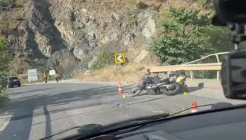 Aksident në aksin Elbasan-Librazhd, makina përplaset me motorin, një i plagosur