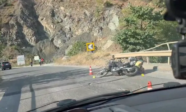 Aksident në aksin Elbasan-Librazhd, makina përplaset me motorin, një i plagosur