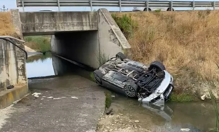 Aksident në aksin Fier-Lushnjë , ‘Audi’ del nga rruga dhe përfundon në nënkalim, plagoset drejtuesi