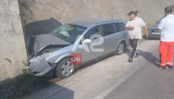 Aksident në aksin Tepelenë-Gjirokastër, makina përplaset me bordurën, gruaja transportohet në spital