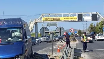 Aksident në autostradë, makina përplas furgonin, disa të plagosur