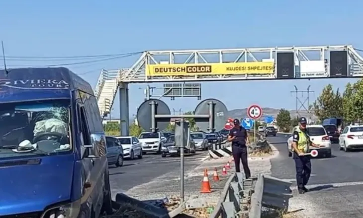 Aksident në autostradë, makina përplas furgonin, disa të plagosur