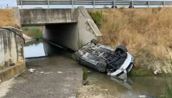 Aksident në autostradën Fier-Lushnjë, “Audi” del nga rruga dhe përfundon në nënkalim