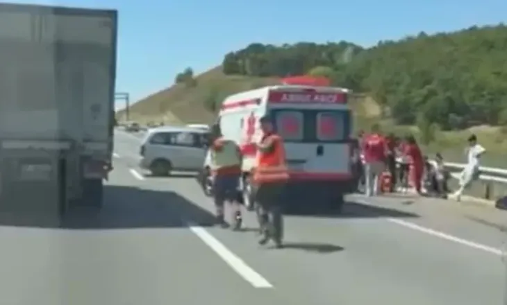 Aksident në autostradën “Ibrahim Rugova” pranë kufirit me Shqipërinë, 7 persona përfundojnë në spital