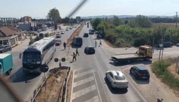 Aksident në autostradën Lushnjë-Fier, furgoni përplaset me barrierat, plagosen disa udhëtarë