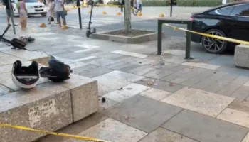 Aksident në bulevardin e Vlorës, dy skuterë përplasen ‘kokë më kokë’, plagosen drejtuesit!