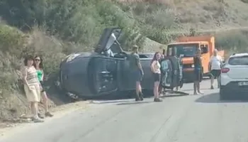 Aksident në dalje të Uznovës në Poliçan, përmbyset automjeti