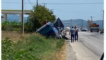 Aksident në Elbasan –Peqin, kamionçina përplaset me autobusin