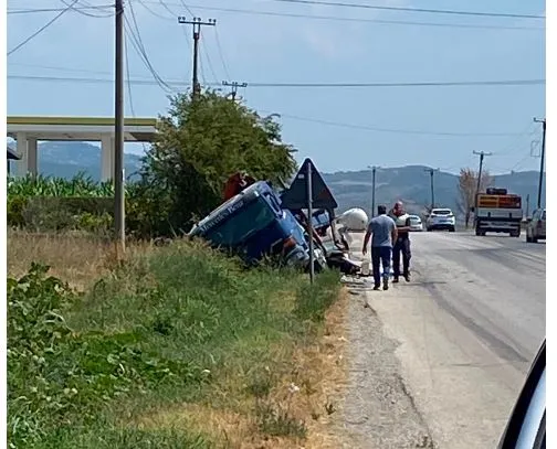 Aksident në Elbasan –Peqin, kamionçina përplaset me autobusin