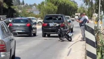 Aksident në Fier/ Makina përplas nga pas motomjetin, drejtuesi i tij niset me urgjencë në spital