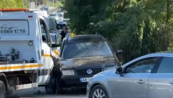 Aksident në Fier, makinat përplasen kokë më kokë, dy të lënduar