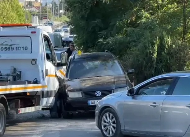 Aksident në Fier, makinat përplasen kokë më kokë, dy të lënduar