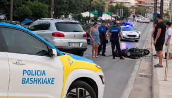 Aksident në Ksamil, të përfshirë një automjet dhe një motoçikletë