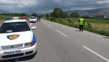 Aksident në Milot-Rrëshen, makina del nga rruga, plagosen dy persona