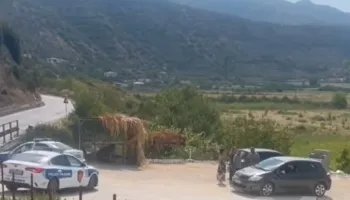 Aksident në Poliçan, makina del nga rruga dhe përfundon në kanal! Plagosen 3 anëtarët e familjes, e moshuara çohet te Trauma
