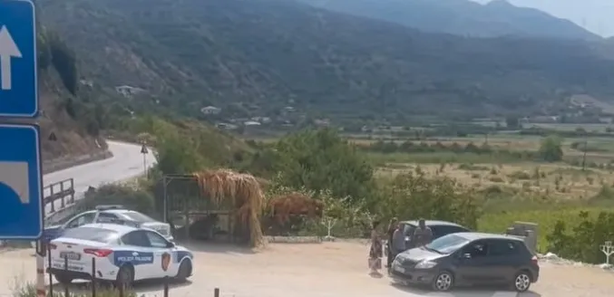 Aksident në Poliçan, makina del nga rruga dhe përfundon në kanal! Plagosen 3 anëtarët e familjes, e moshuara çohet te Trauma