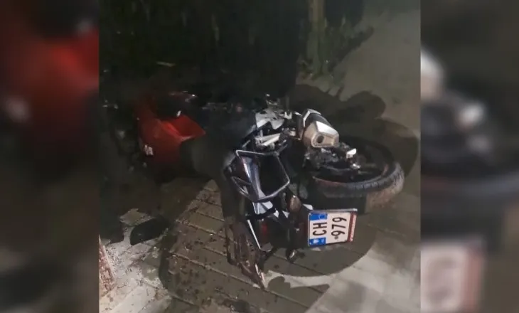 Aksident në Prrenjas, motori del nga rruga, plagosen 2 të rinj