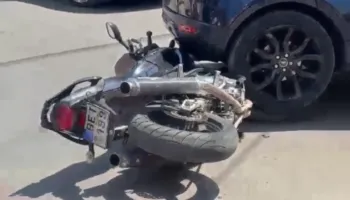 Aksident në qendër të Sarandës, motori përplaset me makinën